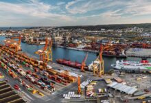 Najnowsze inwestycje w Porcie Gdynia dotyczą pogłębienia i poszerzenia toru podejściowego, co zwiększy wydajność całego portu.