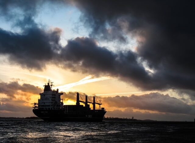 Rosyjski gaz wciąż dociera do brytyjskich portów. Pracownicy protestują