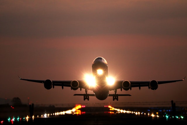 Niedobory paliwa i wysokie ceny zagrażają branży lotniczej