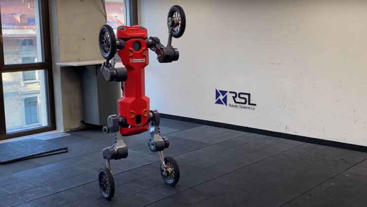 Robot dostawczy zaprojektowany przez Swiss-Mile jest w stanie w kilka sekund przekształcać się z maszyny jeżdżącej do robota stojącego.