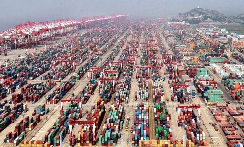Sytuacja w porcie w Szanghaju jest bardzo zła. Personel nie nadąża z obsługą statków, co generuje rekordowe opóźnienia.