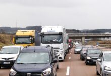 W okolicy La Manche trwa kryzys transportowy. Kilometrowe kolejki ciężarówek wynikają z problemów jednej z firm promowych.