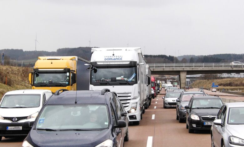W okolicy La Manche trwa kryzys transportowy. Kilometrowe kolejki ciężarówek wynikają z problemów jednej z firm promowych.