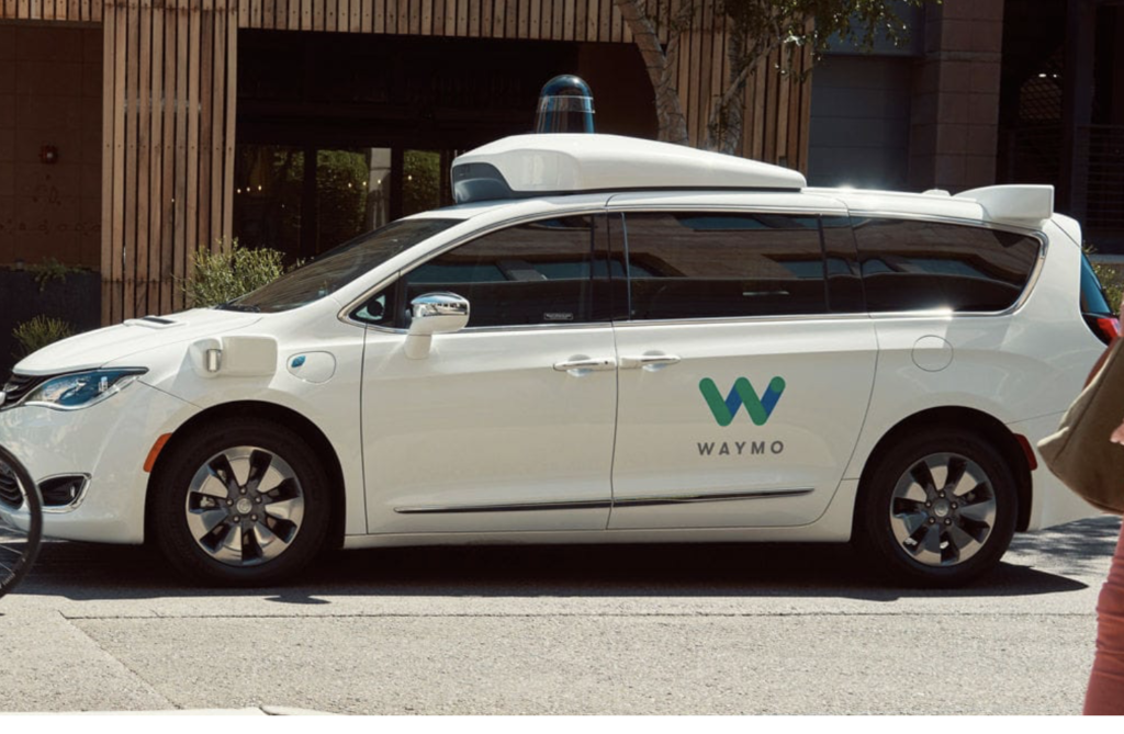 Amerykańskie bezzałogowe taksówki Waymo rozpoczynają testy w Phoenix.