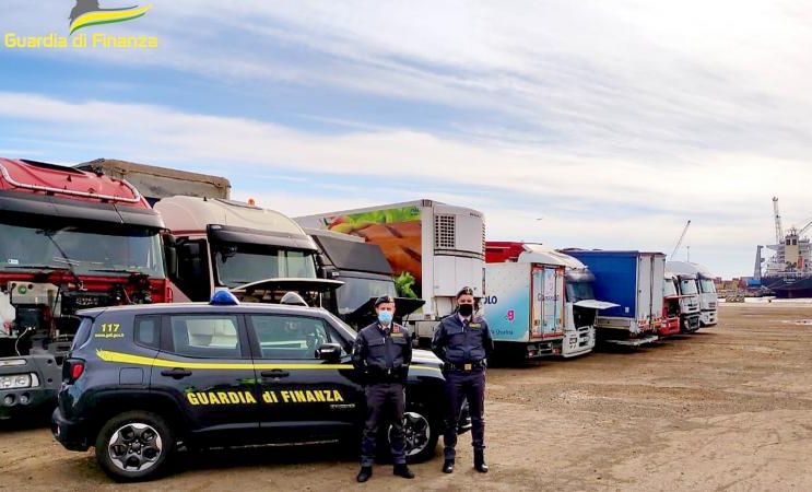 Guardia di Finanza zatrzymała pojazdy przeznaczone na eksport do Afryki. Konfiskata ciężarówek została uzasadniona dumpingiem środowiskowym.