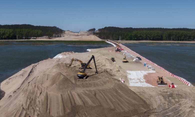 Port w Elblągu zwiększy możliwości przeładunkowe dzięki inwestycji polegającej na pogłębieniu kanału wodnego.