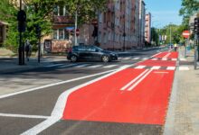 Dwukierunkowa droga rowerowa w Łodzi ma być odpowiedzią na rosnącą liczbę rowerzystów w mieście.