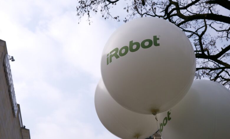 Amazon przejmie iRobot, firmę która zasłynęła produkcją zaawansowanych technologicznie urządzeń sprzątających.