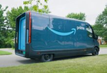 Amazon wprowadza do miast pierwsze elektryczne vany Rivian