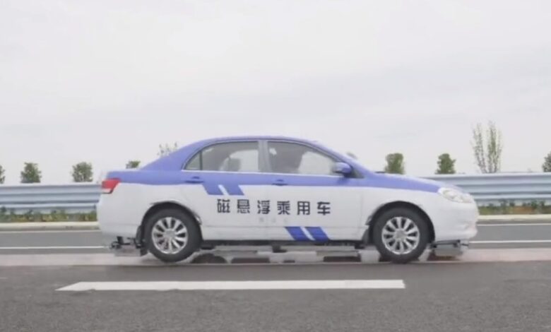 Chiny rozwijają lewitujący samochód, który ma się okazać przełomem w motoryzacji. Zarówno pojazd, jak i drogę wyposażono w specjalne magnesy. 