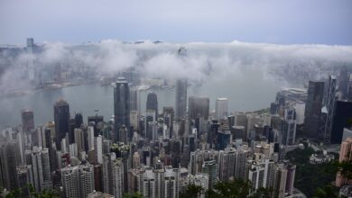Globalna pozycja Hongkongu miała ulec degradacji, na czym zyskały konkurencyjne porty lotnicze. 