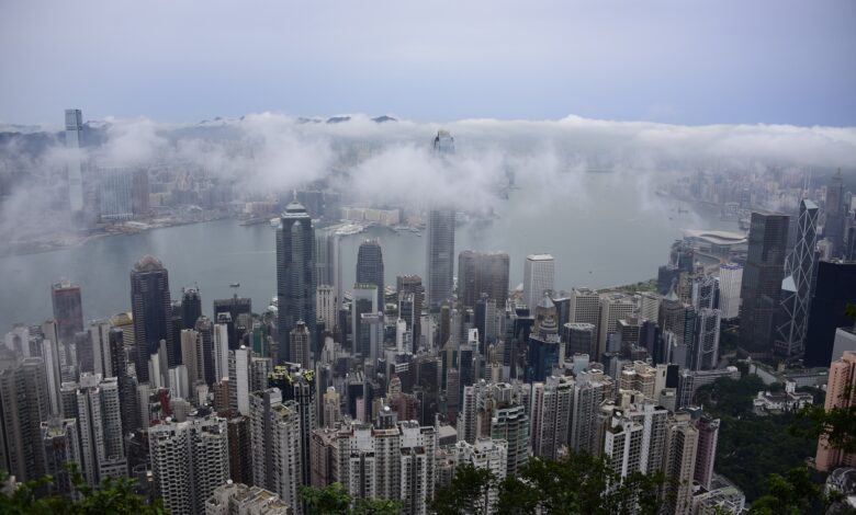 Globalna pozycja Hongkongu miała ulec degradacji, na czym zyskały konkurencyjne porty lotnicze. 