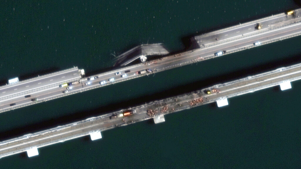 Most Krymski wciąż nieprzejezdny. Wagony przewożone są... statkami