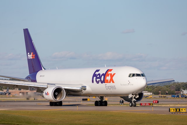 FedEx uziemia samoloty. Spada zapotrzebowanie na przesyłki