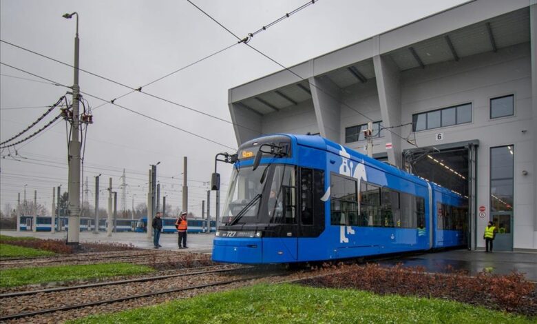 Po Krakowie jeżdżą już cztery nowe tramwaje bez pantografu