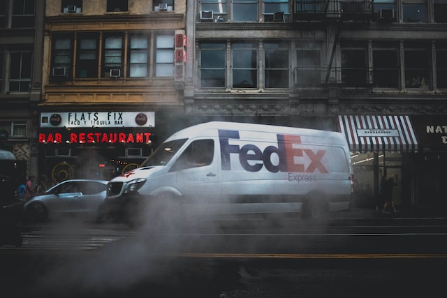 FedEx zwalnia swoich dyrektorów! Firma szuka oszczędności