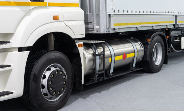 Monitoring spalania paliwa, ciężarówka biała z naczepą