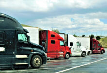Transport ładunków ponadgabarytowych, cieżarówki stojące na parkingu