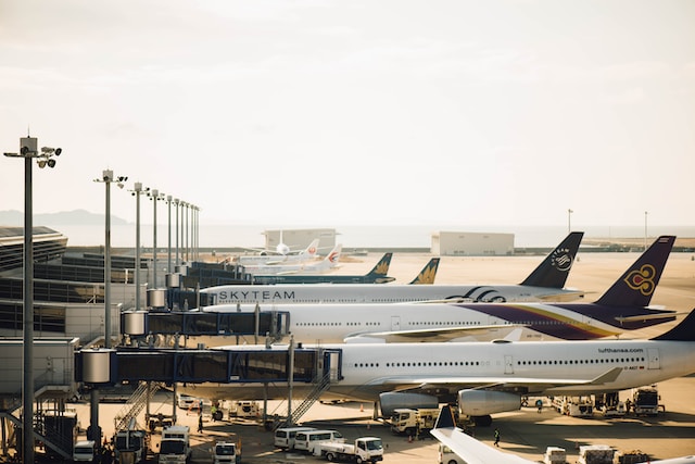 IATA: Globalny ruch lotniczy zbliża się do poziomu sprzed pandemii