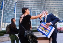 Aktywiści klimatyczni zaatakowali prezesa Ryanair! Obrzucili go kremówką