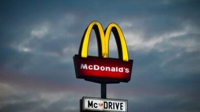 To najdziwniejszy McDonald's na świecie! Big Maca zjesz w samolocie!