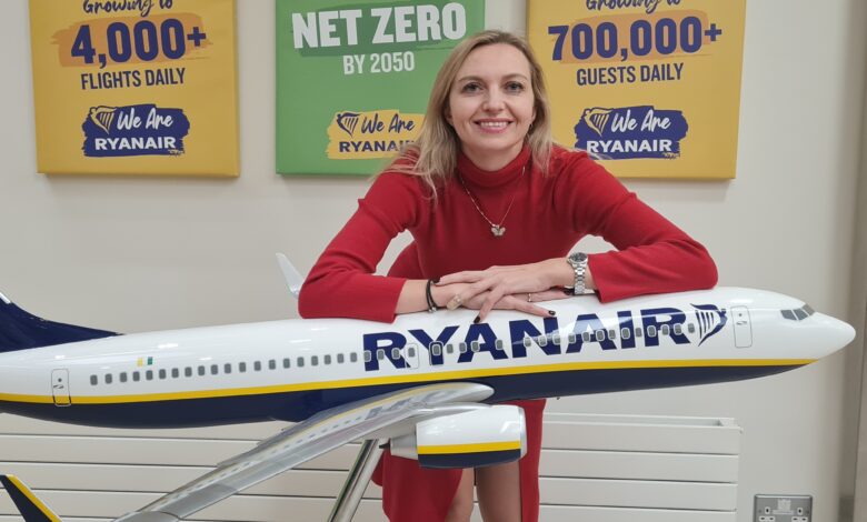 Alicja Wójcik-Gołębiowska oparta o model samolotu Boeing w barwach Ryanair