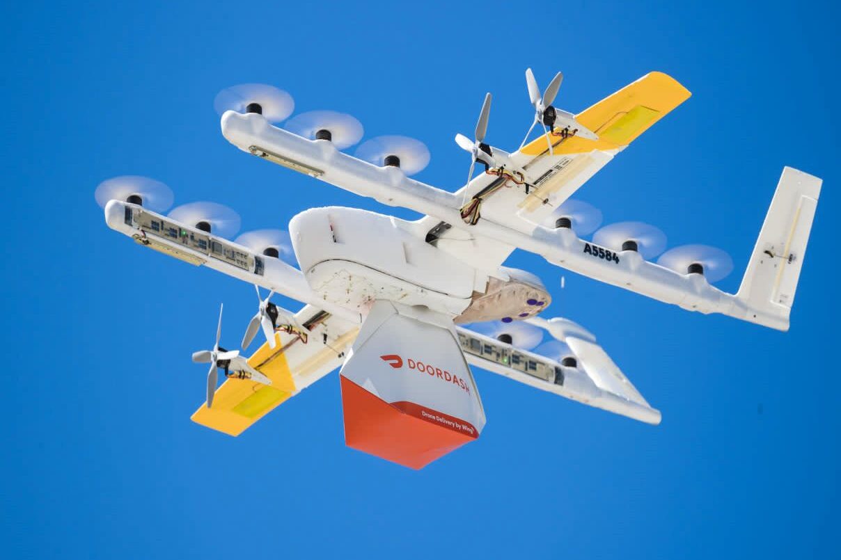 Firmy rozszerzają dostawy dronami. Będą latać z jedzeniem